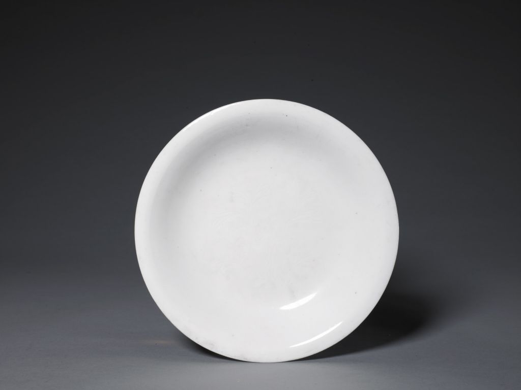 图片[1]-Dehua kiln white glaze dark carved peony plate-China Archive